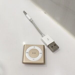 iPod shuffle 4th gen gold with charger 6-8 he playback